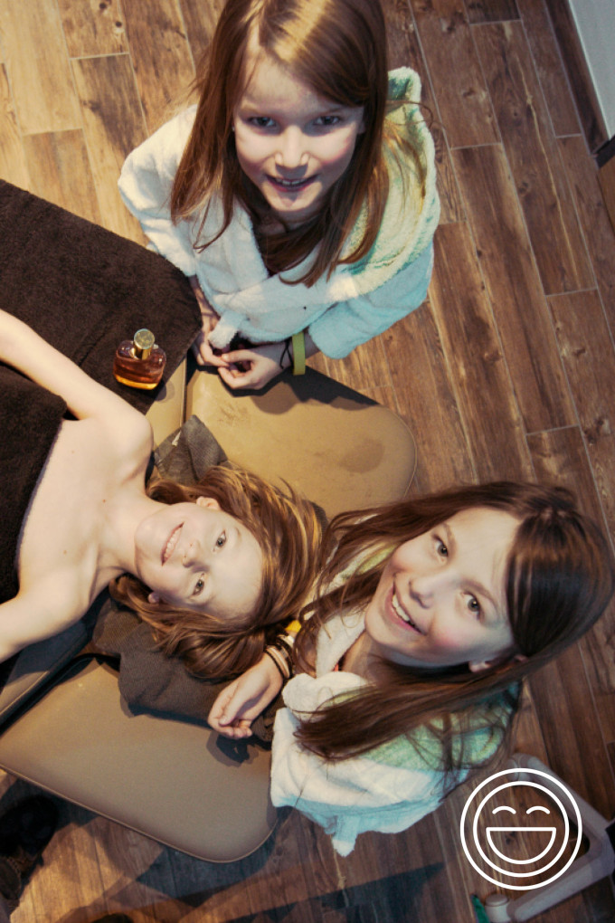 Kinder in einem Massageraum