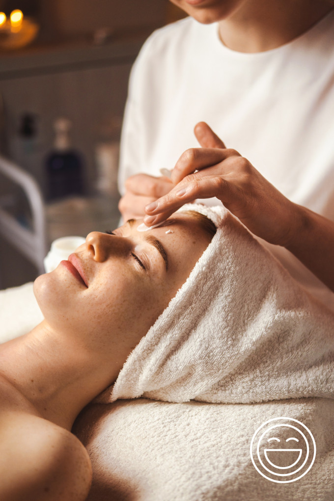 eine Frau, die eine Gesichtsmassage erhält