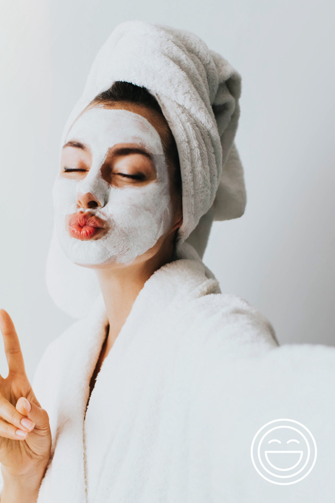 eine Frau mit einer weißen Maske auf ihrem Gesicht