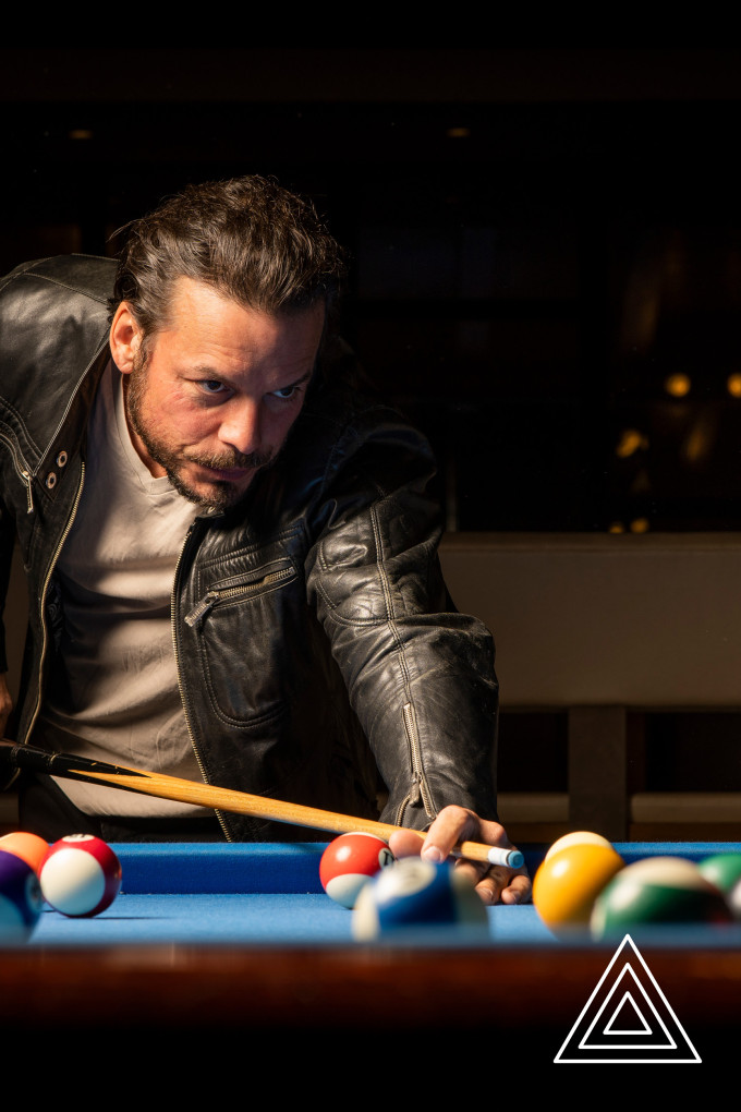 Ein Mann spielt Billiard