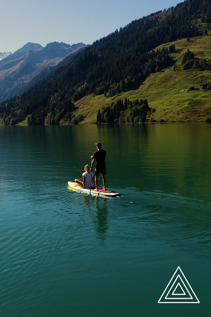 Ein Pärchen auf einem Stand Up Paddleboard auf dem See