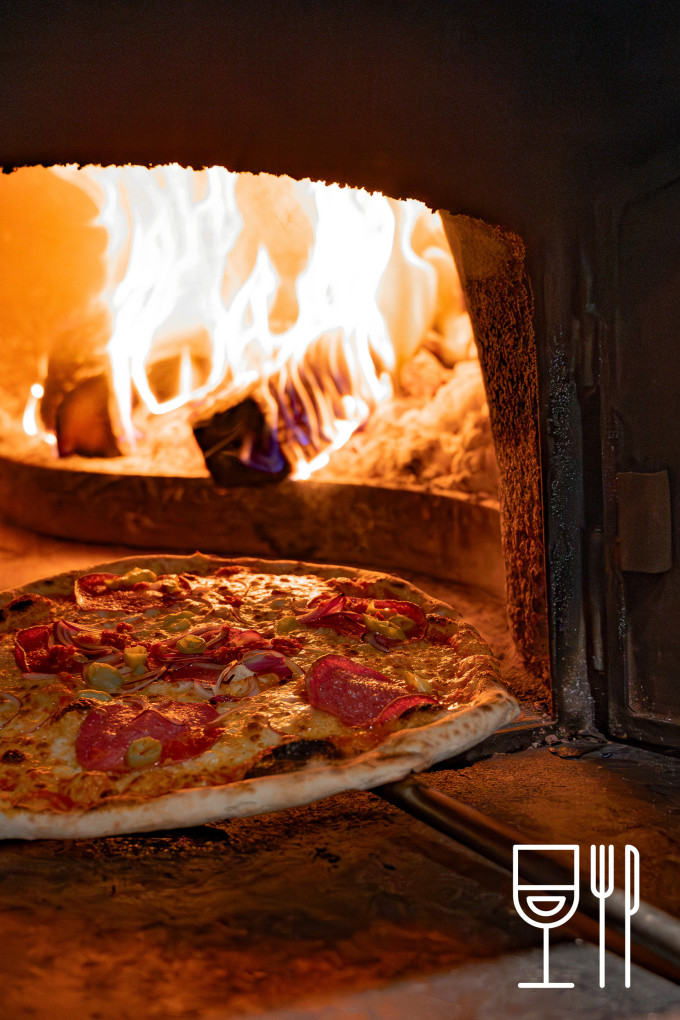 eine Pizza im Holzofen