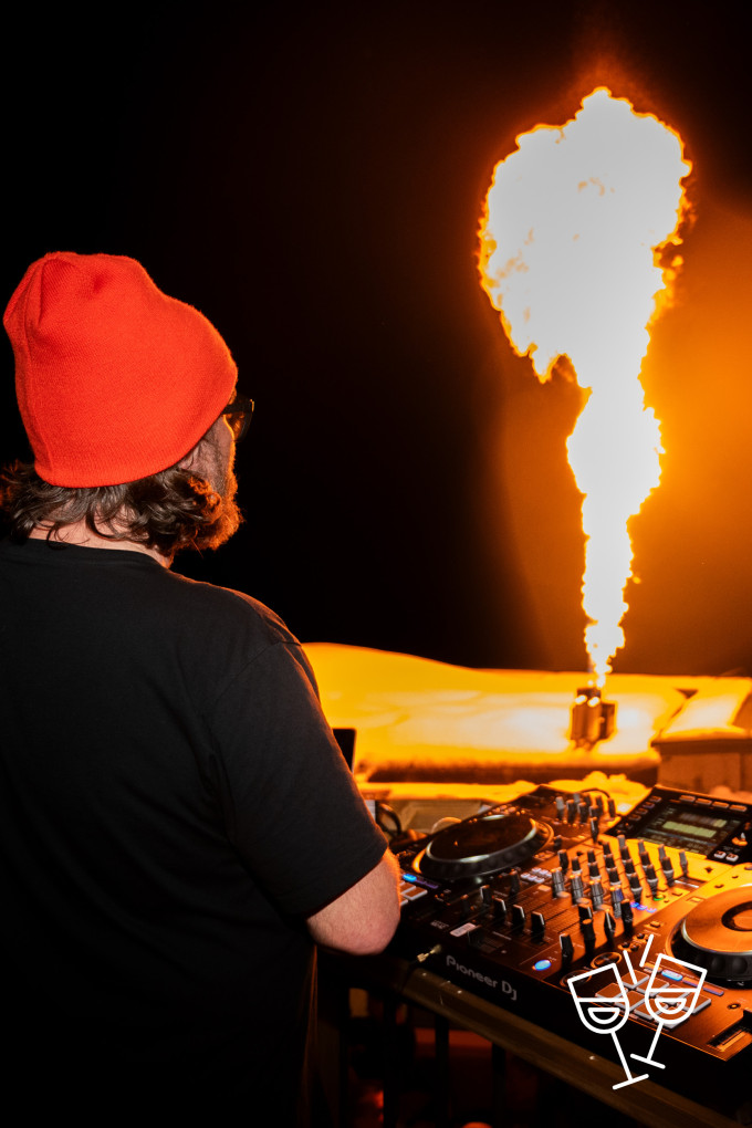 DJ beim Auflegen mit Feuershow