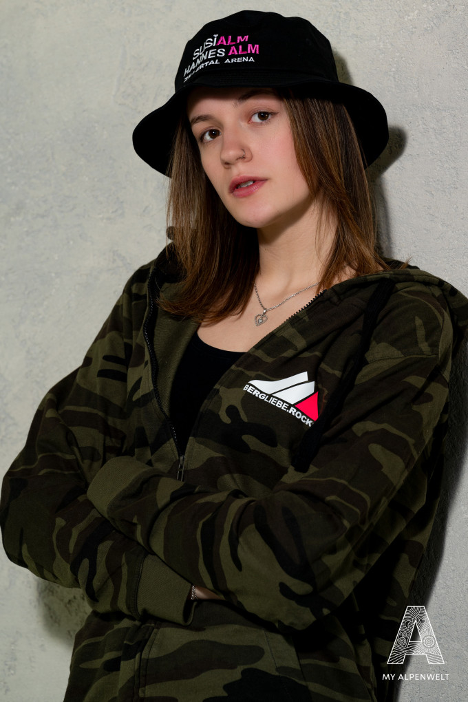 Camouflage Jacke mit Reißverschluss und Kapuze. Bergliebe.Rocks Logo vorne links