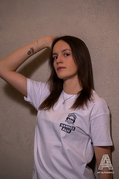 weißes T-Shirt  mit  Hannes Alm Logo links vorne