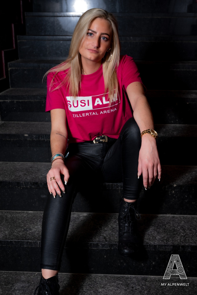 Pink T-shirt with Susi Alm logo