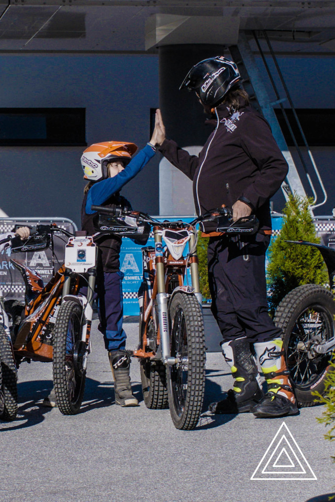 Vater und Sohn beim E-Trial fahren