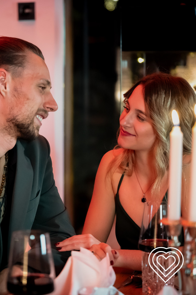 Ein Pärchen vor Kerzenschein