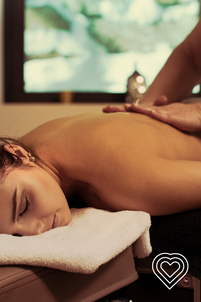 eine Frau, die auf einem Massagetisch liegt