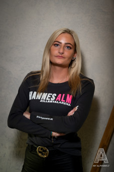 Dunkelgraues Longsleeve Shirt mit Aufschrift Vorne Hannes Alm & Zillertal Arena und partyarena.at am linken Ärmel