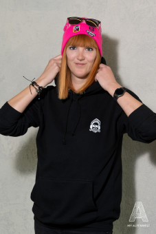 Schwarzer Hoodie mit Hannes Alm Logo klein vorne Links