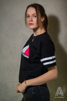 Schwarzes T-Shirt mit Bergliebe.Rocks Logo vorne und weißen Streifen an den Ärmeln
