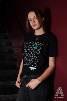 schwarzes T-Shirt mit Muster und Hannes Alm Logo auf der Vorderseite