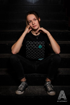 schwarzes T-Shirt mit Muster und Hannes Alm Logo auf der Vorderseite