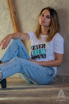 weißes T-Shirt mit der Aufschrift ,,never calm down'' und Hannes Alm Logo vorne