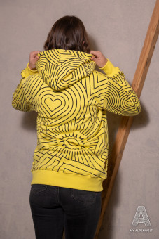 Ansicht Rückseite: Gelber Hoodie mit schwarzen Alpenwelt Muster am ganzen Pullover