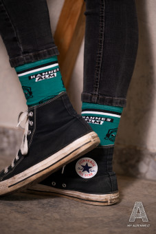 Petrolfarbene Socken mit Hannes Alm Logo