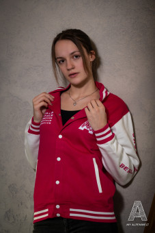 pink-weiße College Jacke: Alpenwelt Logo vorne Links, Bergliebe.Rocks Schrift Zug am linken Ärmel