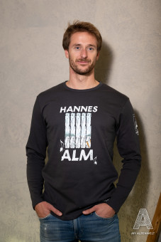 Dunkelgrauses Longsleeve Aufdruck Vorne: Hannes Alm und Muster. Aufdruck am Ärmel Alpenwelt Resort Logo