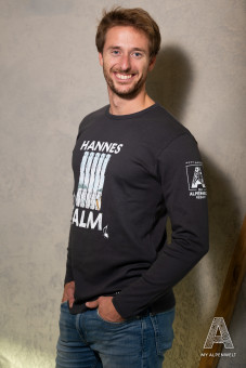 Dunkelgrauses Longsleeve Aufdruck Vorne: Hannes Alm und Muster. Aufdruck am Ärmel Alpenwelt Resort Logo